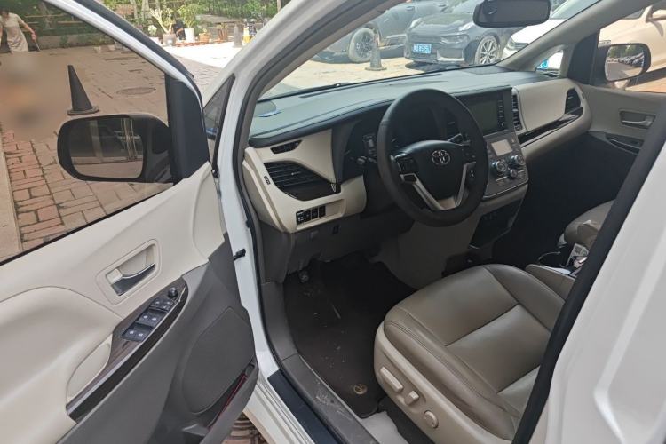 Used Toyota SIENNA 2018 3.5L Two-Wheel Drive XLE 7-Seater U.S. Specification Driver Seat
