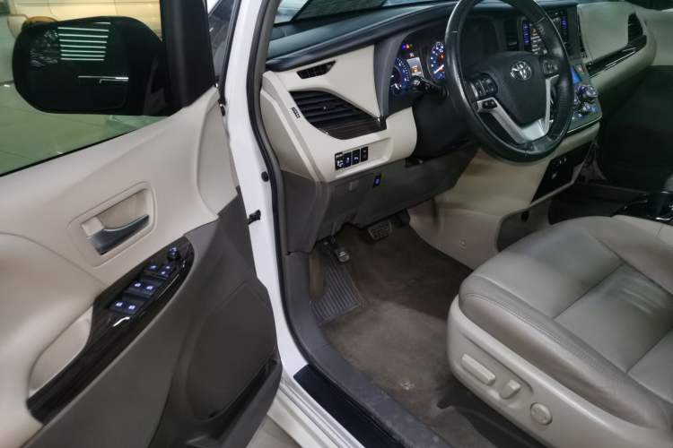 Used Toyota SIENNA 2018 3.5L Two-Wheel Drive SE U.S. Specification Driver Seat
