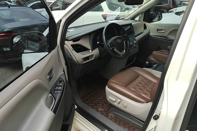 Used Toyota SIENNA 2018 3.5L Four-Wheel Drive LE Trim 7 Seats U.S. Specification Driver Seat