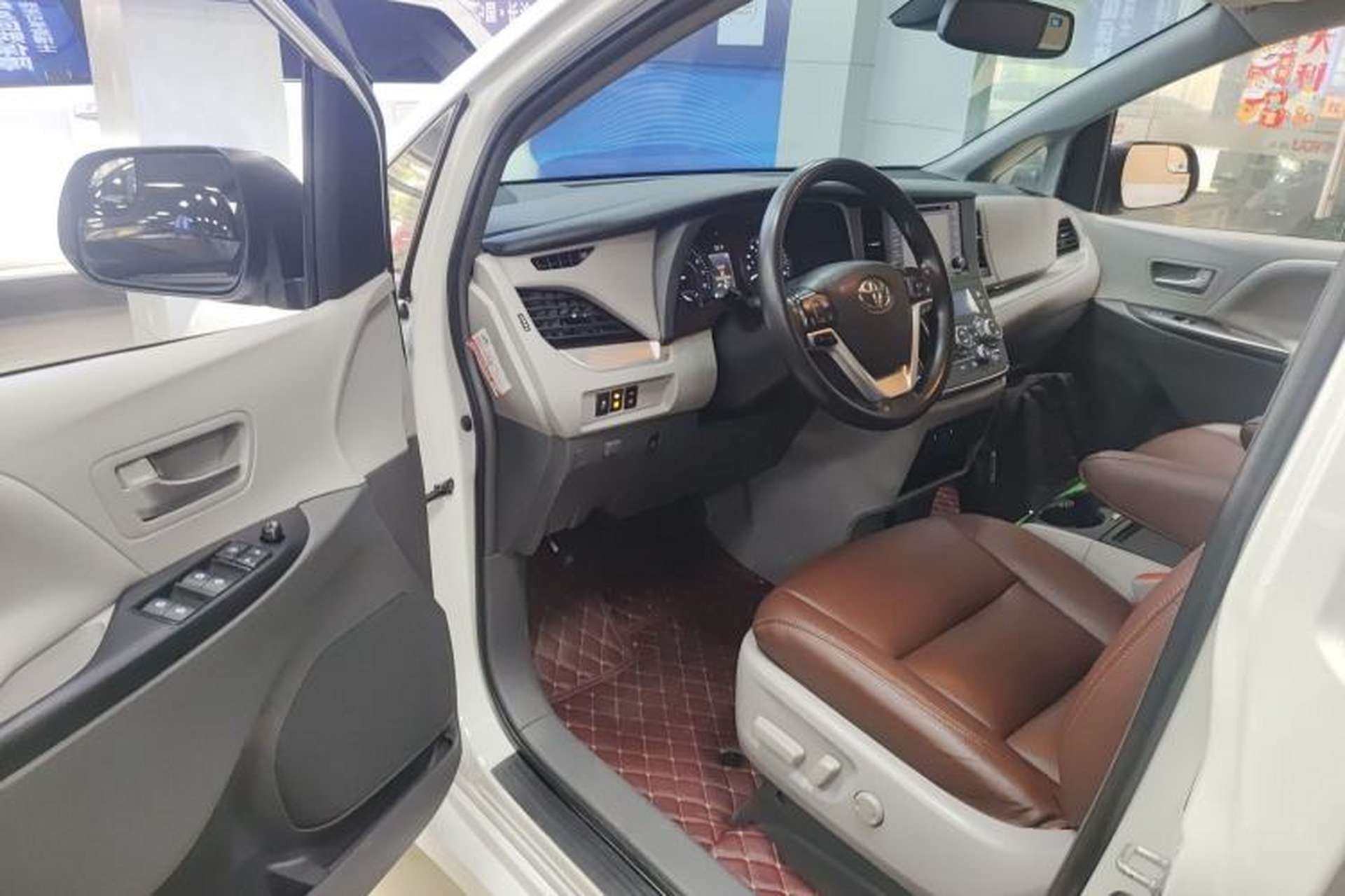 Used Toyota SIENNA 2018 3.5L Four-Wheel Drive LE Trim 7 Seats U.S. Specification Driver Seat