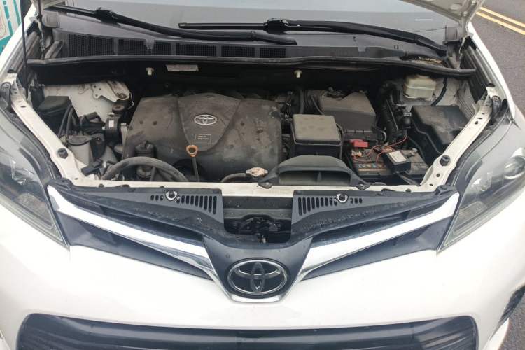 Used Toyota SIENNA  Engine Bay