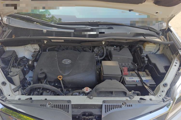 Used Toyota SIENNA  Engine Bay