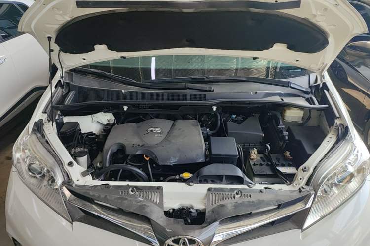 Used Toyota SIENNA  Engine Bay