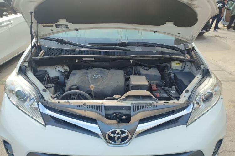 Used Toyota SIENNA  Engine Bay