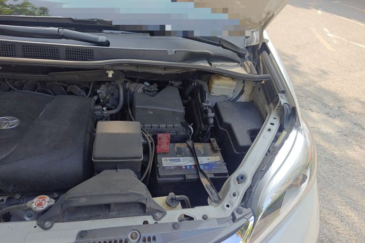 Used Toyota SIENNA  Engine Bay Left