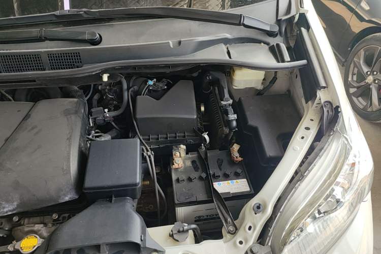 Used Toyota SIENNA  Engine Bay Left