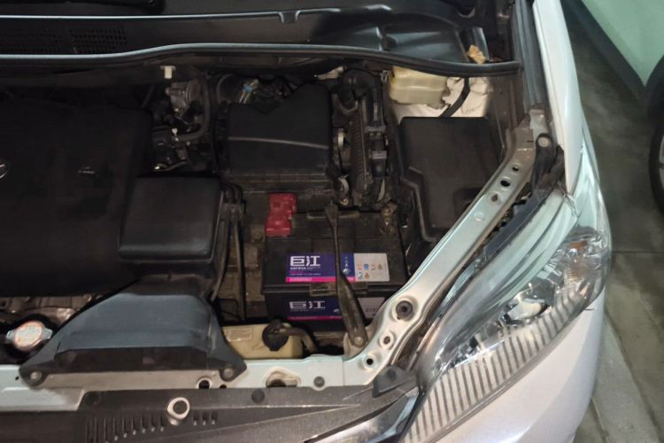 Used Toyota SIENNA  Engine Bay Left