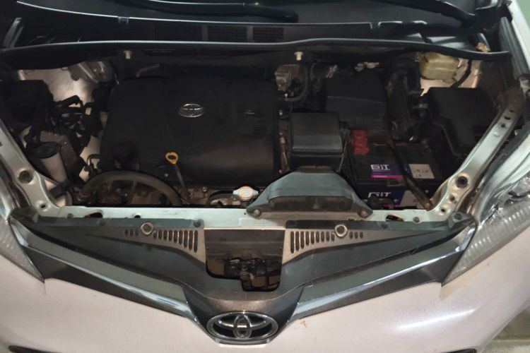 Used Toyota SIENNA  Engine Bay