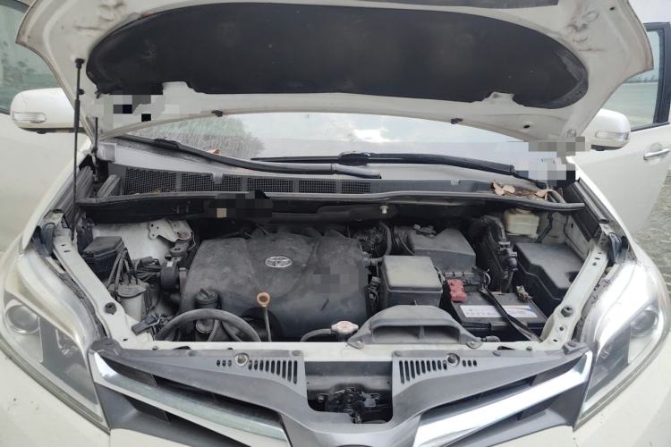 Used Toyota SIENNA  Engine Bay