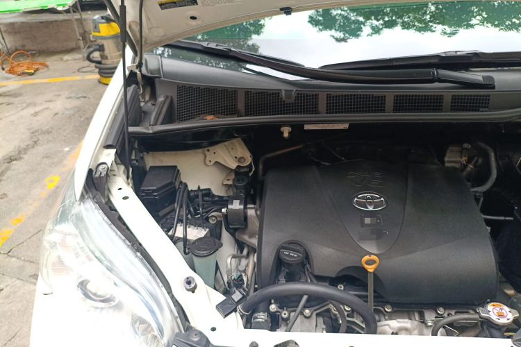Used Toyota SIENNA  Engine Bay Right