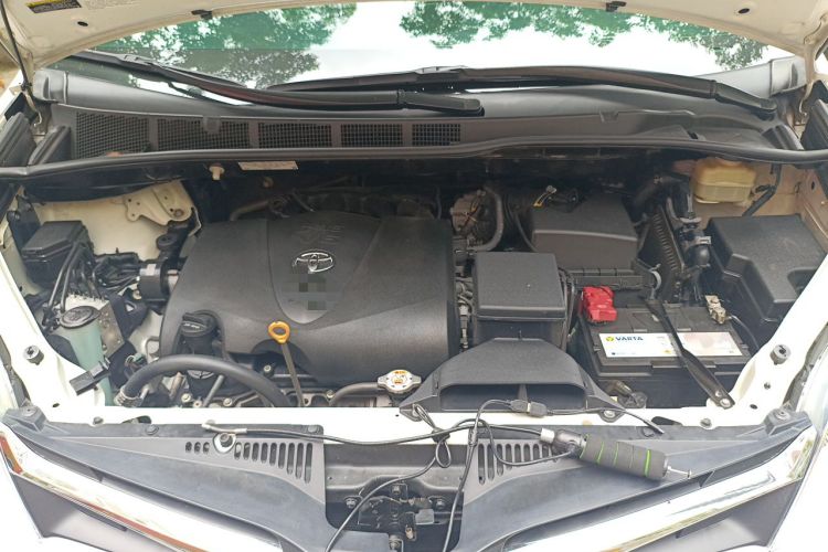 Used Toyota SIENNA  Engine Bay