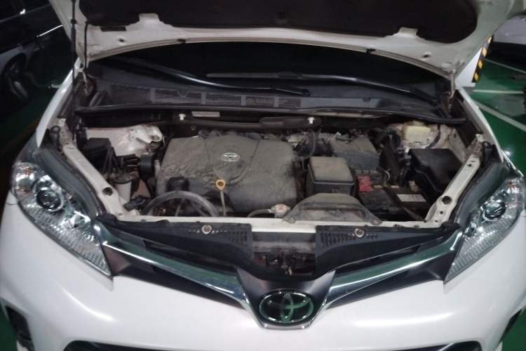 Used Toyota SIENNA  Engine Bay