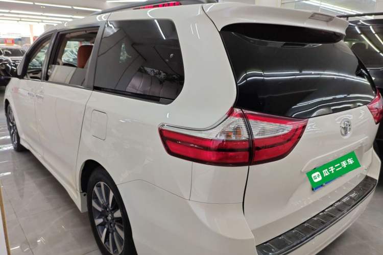 Used Toyota SIENNA 2018 3.5L Two-Wheel Drive XLE 7-Seater U.S. Specification Exterior 2