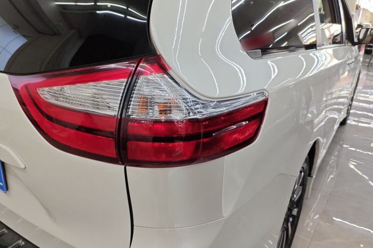 Used Toyota SIENNA 2018 3.5L Two-Wheel Drive XLE 7-Seater U.S. Specification Exterior 3