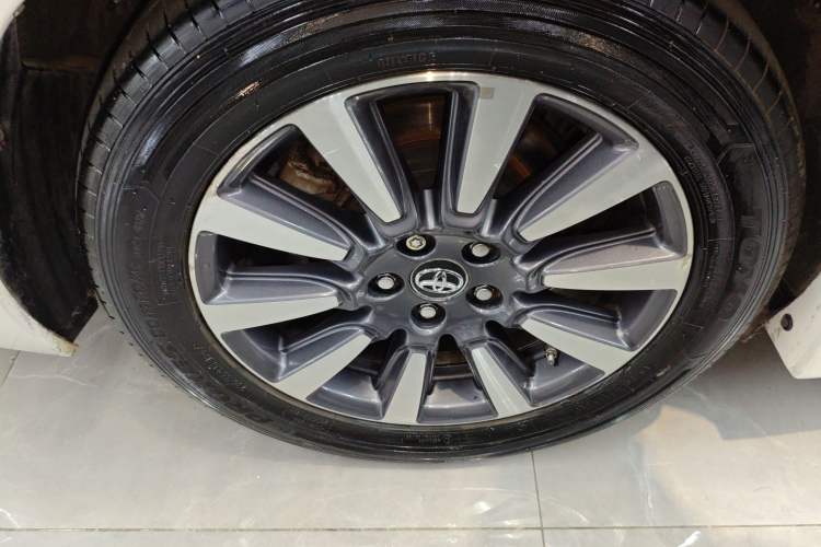 Used Toyota SIENNA 2018 3.5L Two-Wheel Drive XLE 7-Seater U.S. Specification Exterior 5