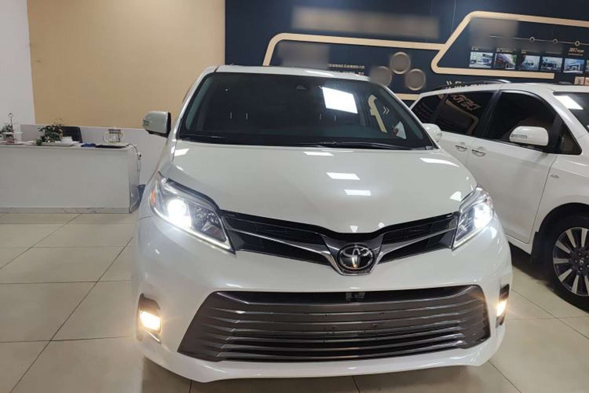 Used Toyota SIENNA 2018 3.5L Four-Wheel Drive Limited 7-Seater Canadian Version Front