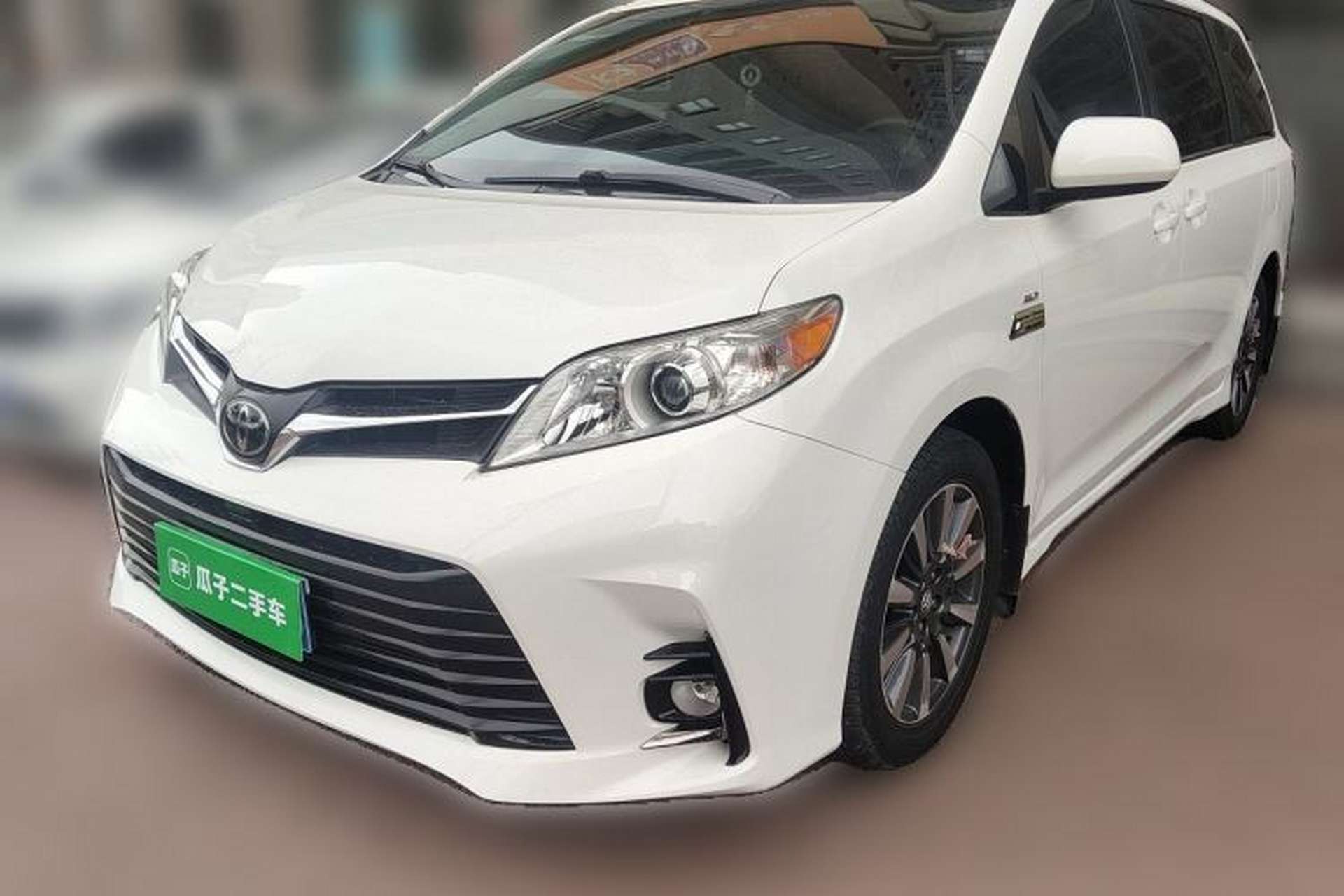 Used Toyota SIENNA 2018 3.5 Four-Wheel Drive LE Version 7 Seats – Canadian Edition Front Left 45 Deg