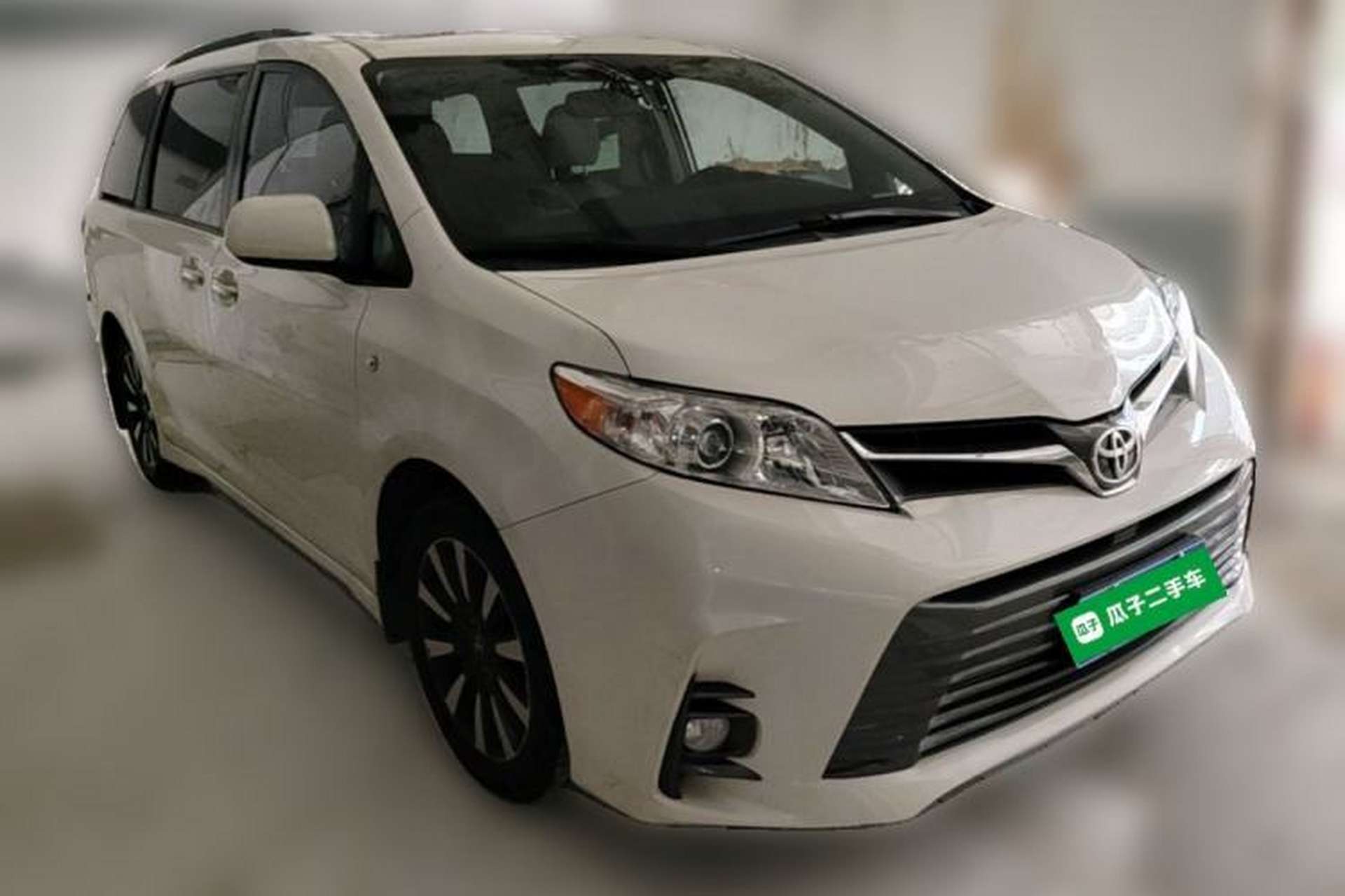 Used Toyota SIENNA  Front Right 45 Deg