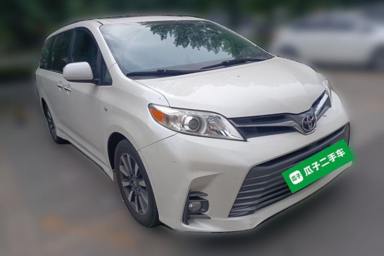 Used Toyota SIENNA  Front Right 45 Deg