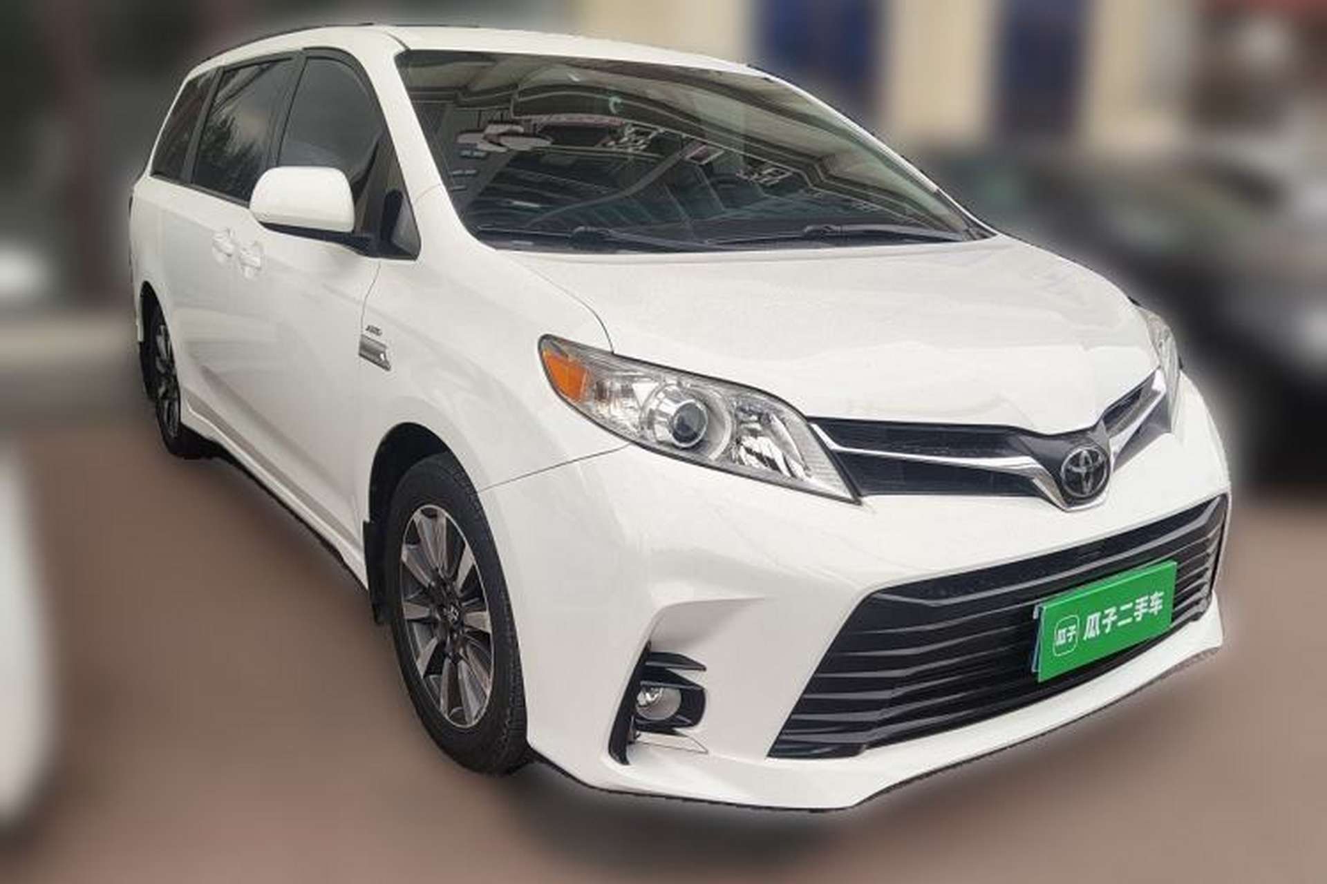 Used Toyota SIENNA 2018 3.5 Four-Wheel Drive LE Version 7 Seats – Canadian Edition Front Right 45 Deg