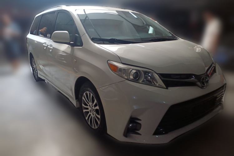 Used Toyota SIENNA  Front Right 45 Deg