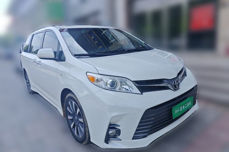 Used Toyota SIENNA 2018 3.5L Two-Wheel Drive XLE 7-Seater U.S. Specification Front Right 45 Deg