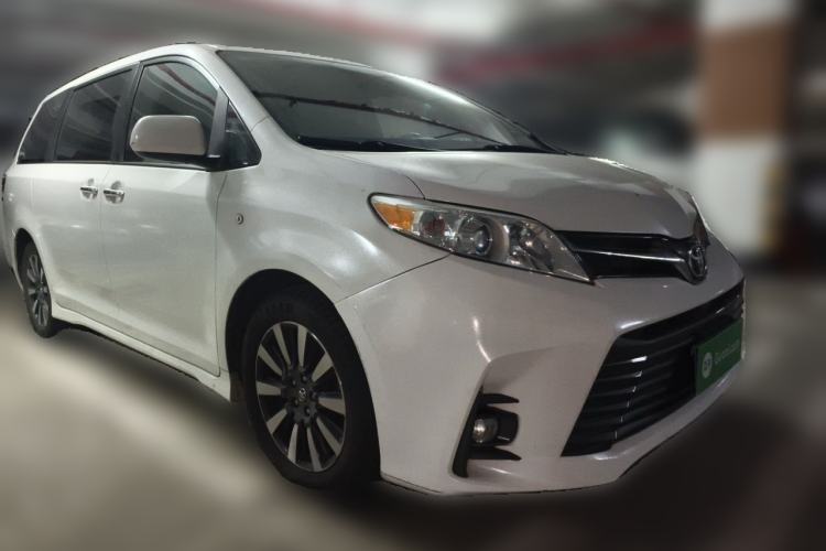 Used Toyota SIENNA  Front Right 45 Deg