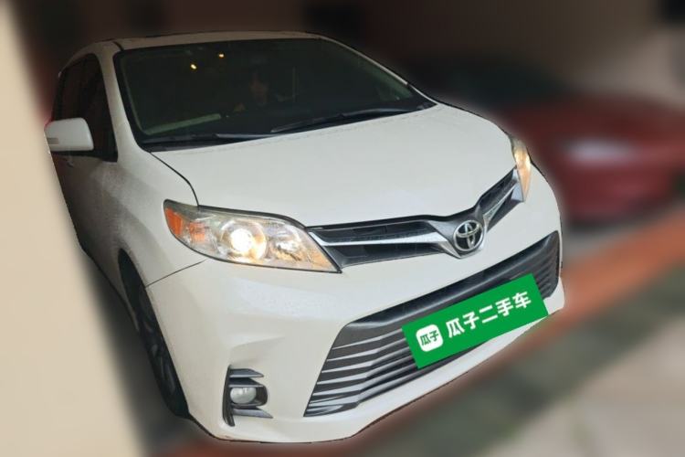 Used Toyota SIENNA 2018 3.5L Two-Wheel Drive SE U.S. Specification Front Right 45 Deg