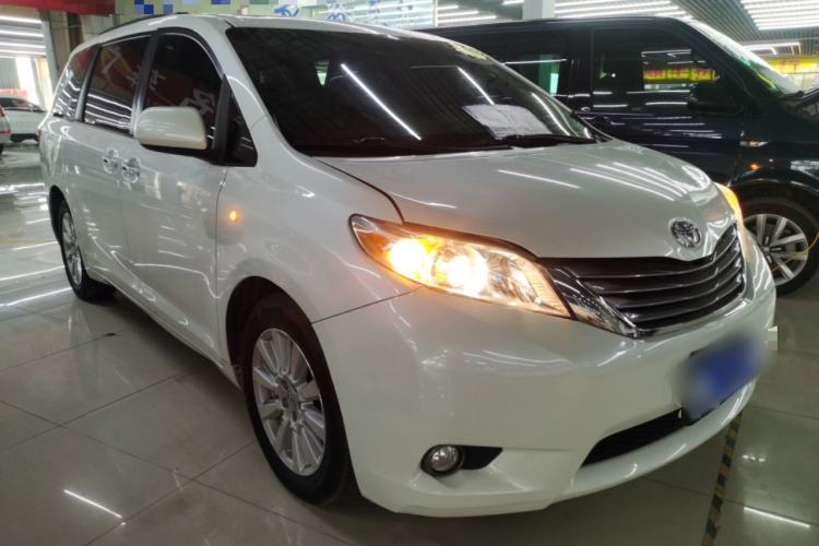 Used Toyota SIENNA 2018 3.5L Two-Wheel Drive SE U.S. Specification Front Right 45 Deg