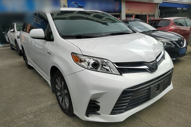 Used Toyota SIENNA 2018 3.5L Four-Wheel Drive LE Trim 7 Seats U.S. Specification Front Right 45 Deg