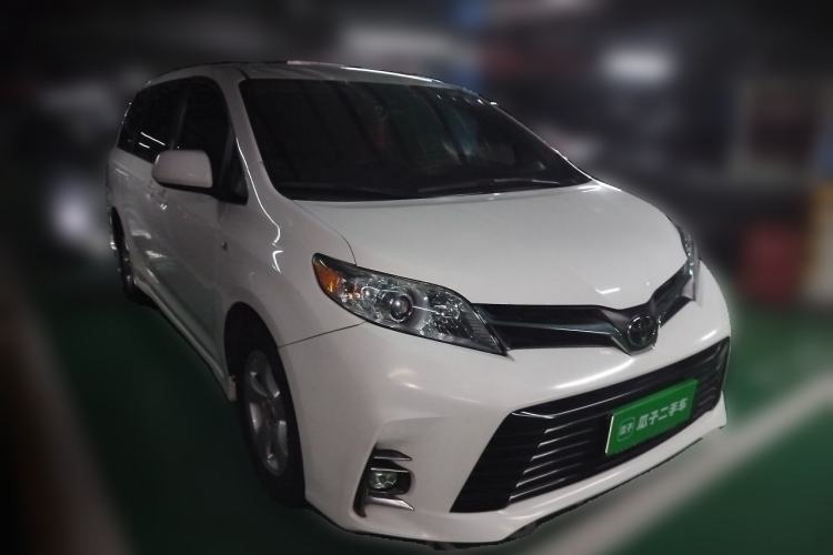Used Toyota SIENNA  Front Right 45 Deg