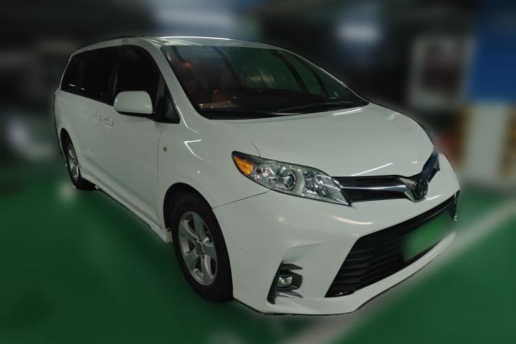 Used Toyota SIENNA  Front Right 45 Deg