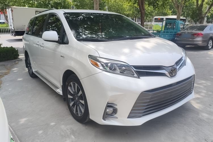 Used Toyota SIENNA 2018 3.5L Four-Wheel Drive LE Trim 7 Seats U.S. Specification Front Right 45 Deg