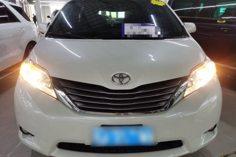Used Toyota SIENNA 2018 3.5L Two-Wheel Drive SE U.S. Specification Front
