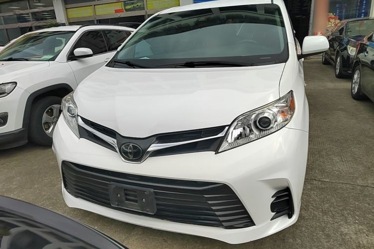 Used Toyota SIENNA 2018 3.5L Four-Wheel Drive LE Trim 7 Seats U.S. Specification Front