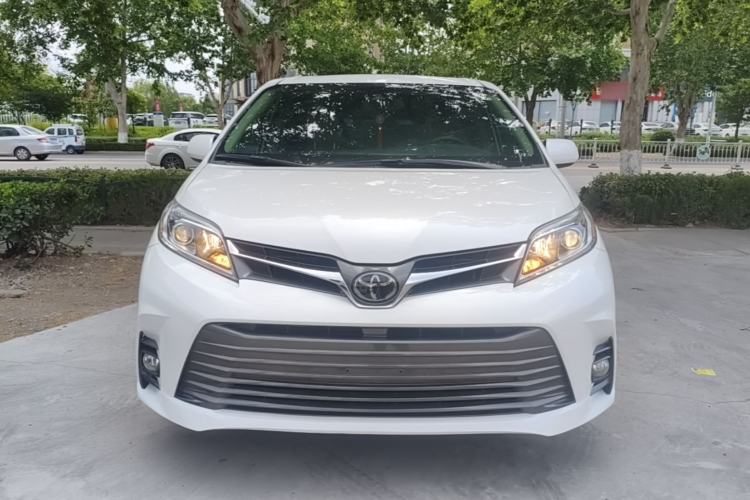 Used Toyota SIENNA 2018 3.5L Four-Wheel Drive LE Trim 7 Seats U.S. Specification Front