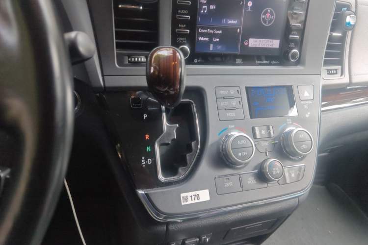 Used Toyota SIENNA 2018 3.5L Four-Wheel Drive LE Trim 7 Seats U.S. Specification Gear Lever