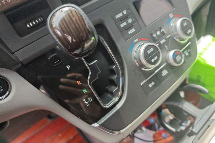 Used Toyota SIENNA 2018 3.5L 2WD Limited 7-Seater Canadian Version Gear Lever