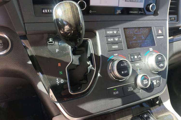 Used Toyota SIENNA 2018 3.5L Four-Wheel Drive SE Version 7 Seats U.S. Specification Gear Lever