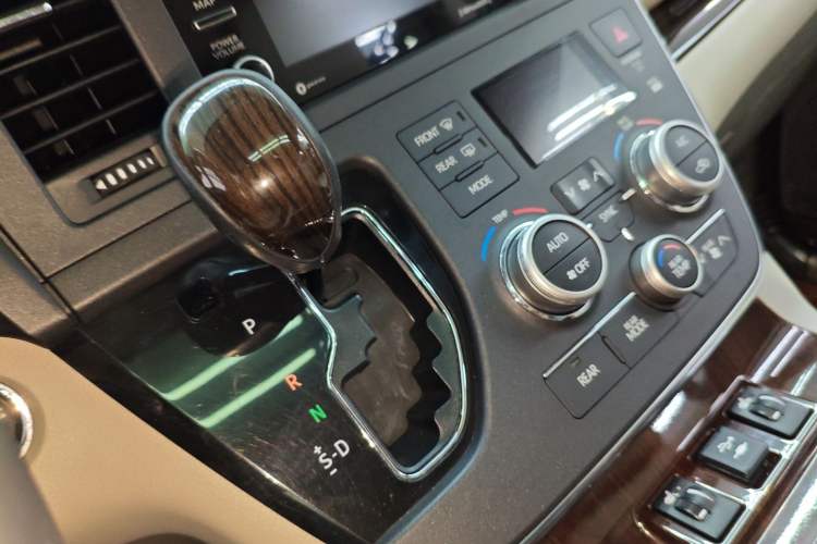 Used Toyota SIENNA 2018 3.5L Two-Wheel Drive XLE 7-Seater U.S. Specification Gear Lever