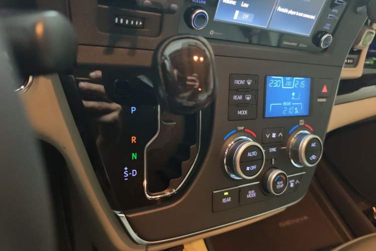 Used Toyota SIENNA 2018 3.5L Two-Wheel Drive SE U.S. Specification Gear Lever