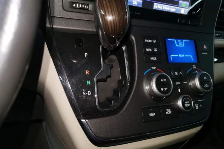Used Toyota SIENNA 2018 3.5L Two-Wheel Drive SE U.S. Specification Gear Lever