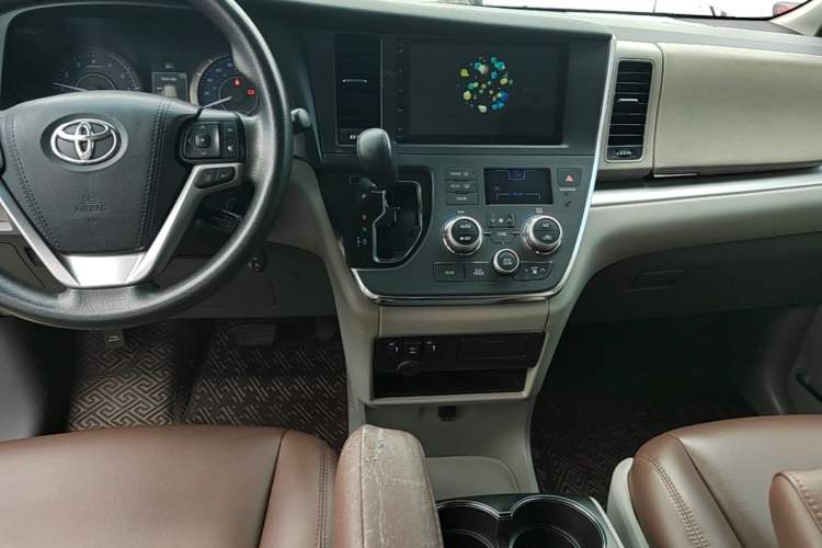 Used Toyota SIENNA 2018 3.5L Four-Wheel Drive LE Trim 7 Seats U.S. Specification Gear Lever