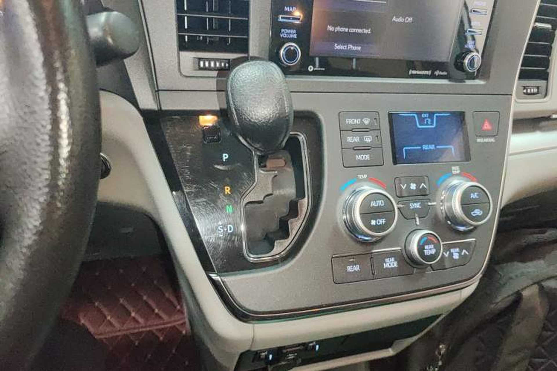 Used Toyota SIENNA 2018 3.5L Four-Wheel Drive LE Trim 7 Seats U.S. Specification Gear Lever