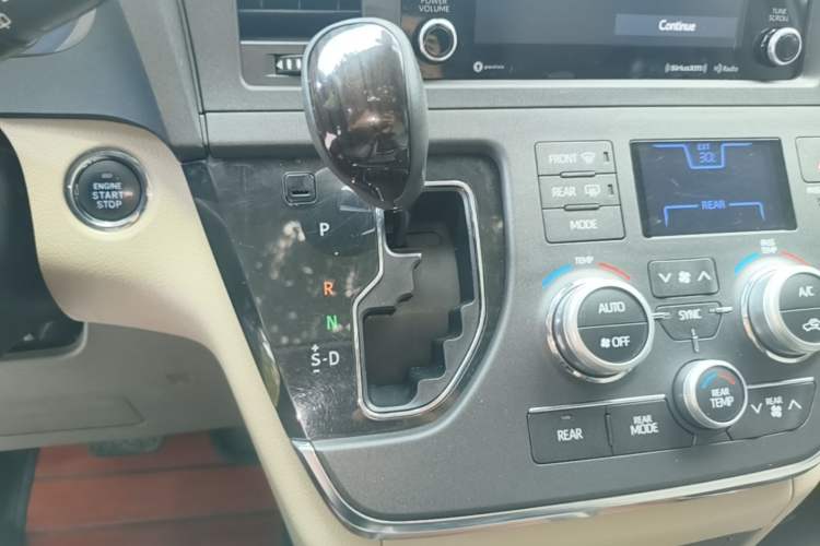 Used Toyota SIENNA 2018 3.5L Four-Wheel Drive LE Trim 7 Seats U.S. Specification Gear Lever