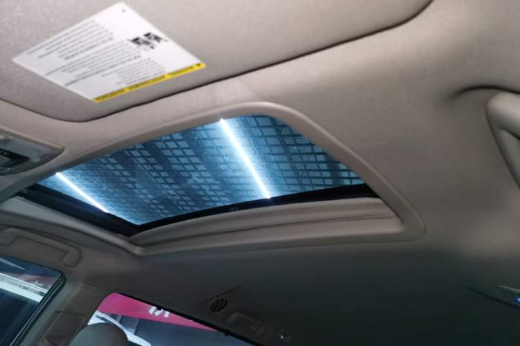 Used Toyota SIENNA 2018 3.5L Two-Wheel Drive SE U.S. Specification Headliner
