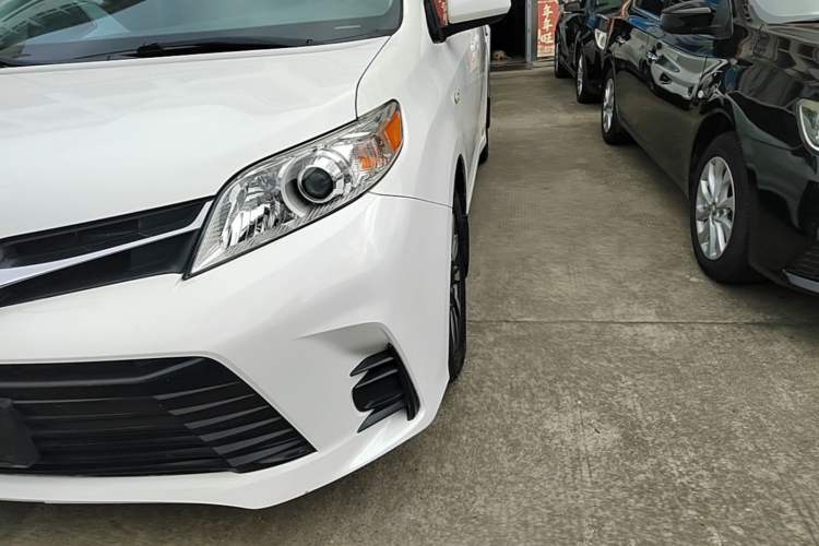 Used Toyota SIENNA 2018 3.5L Four-Wheel Drive LE Trim 7 Seats U.S. Specification Left Front Headlight