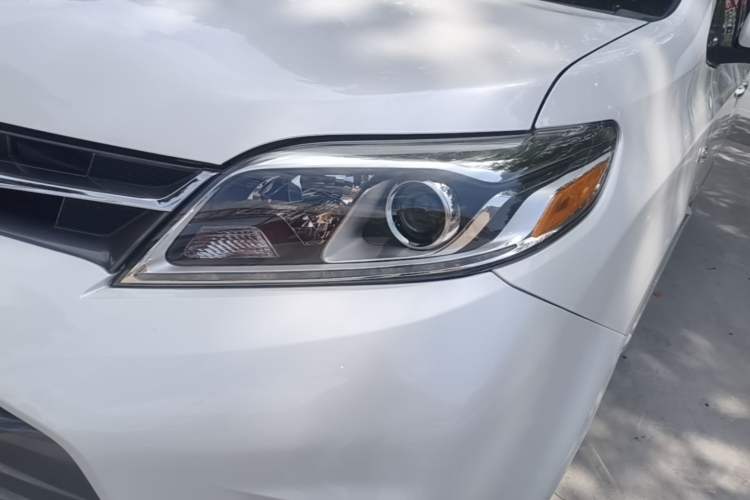 Used Toyota SIENNA 2018 3.5L Four-Wheel Drive LE Trim 7 Seats U.S. Specification Left Front Headlight