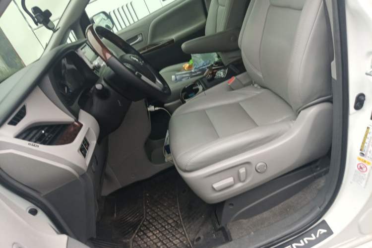 Used Toyota SIENNA  Left Front Seat