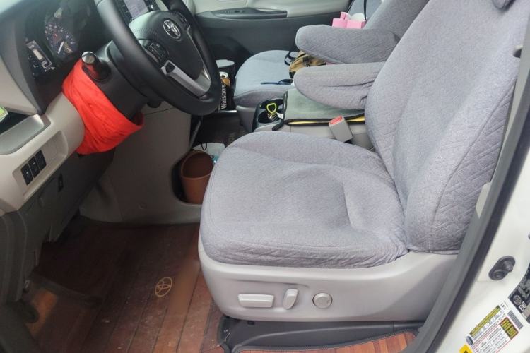 Used Toyota SIENNA 2018 3.5 Four-Wheel Drive LE Version 7 Seats – Canadian Edition Left Front Seat